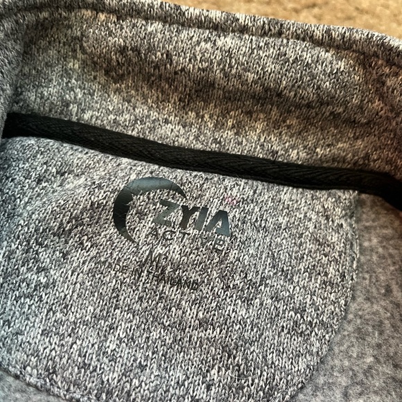 ZYIA Active Red Gray Quilted Ash Cabin Jacket Full Zip - Picture 3 of 3